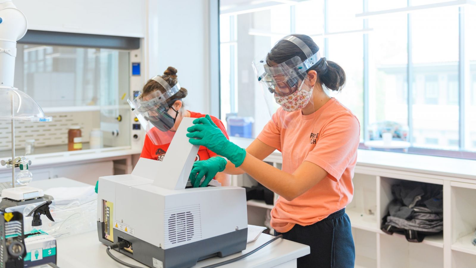Purdue students work through research projects in a campus lab. A new partnership between Purdue and Butler University is focused on education innovation, including creation of new curriculum between fields of research. (Purdue University photo)