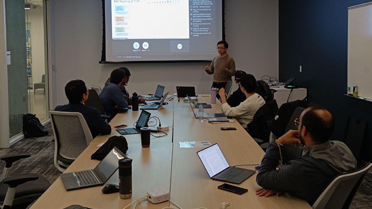 Jiabin Wu presenting at AutoIC Lab’s weekly construction data analytics sub-group meeting (Photo credit: Fan Yang)